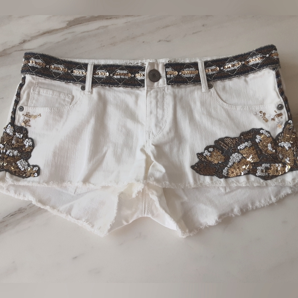 Like New EXPRESS JEANS White Denim Sequin Embellished Booty Shorts Sz. 6